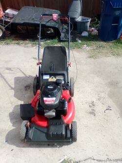 Vendo Esta Maquina Marca Troy Build Jalando al 💯 Caladida Se la Yeba Zero Fallas Con Bolsa Para El Zacate Es Self Propelled Camina Sola Pido $170 dol