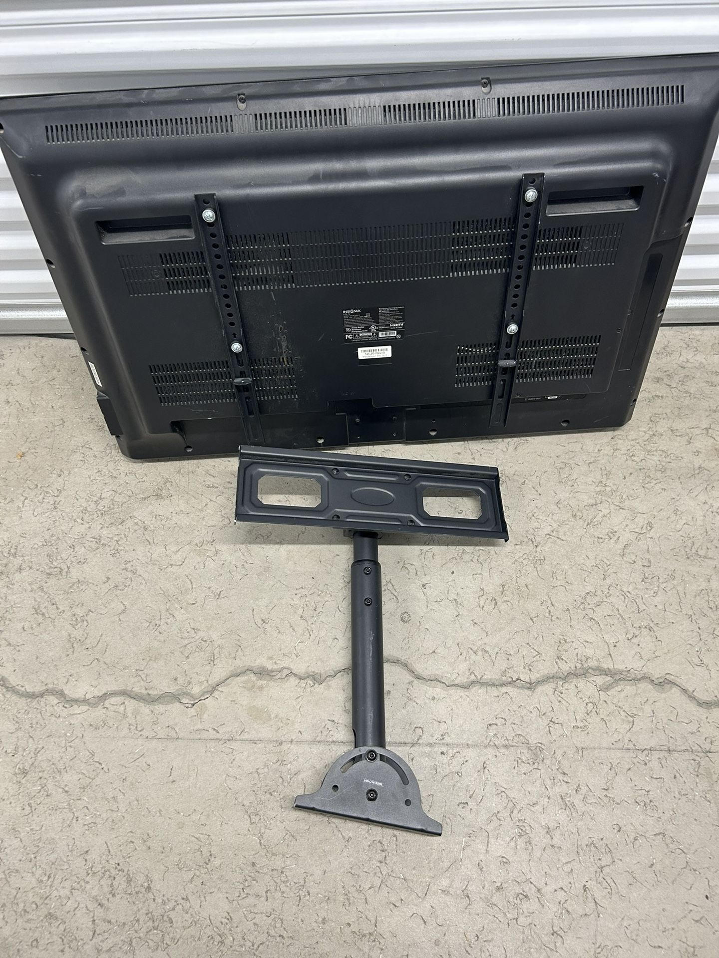 📺 Insignia 42” Flat Screen TV + WALI Ceiling Mount