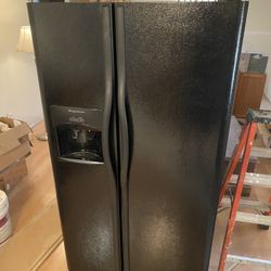 Frigidaire Side By Side W/ Water And Ice In Door 