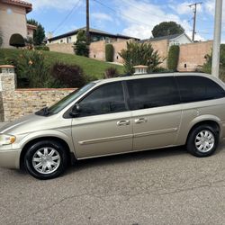 2005 Chrysler Town And Country 146,000 Miles Power Doors & Lift Gate 
