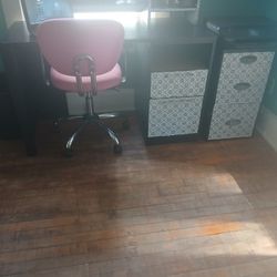 Desk W,/ Chair & Filing Cabinet 