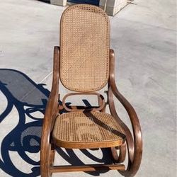 Wood Rocking Chair In Excellent Condition