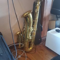 2 Saxophones Small 