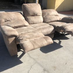 Very nice recliner couch Recliners work perfect