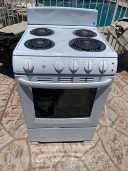 24 In Freestanding Electric 4 Elements Stove