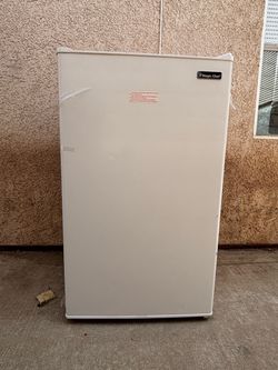 3.3 cu ft. White Magic Chef Mini Fridge