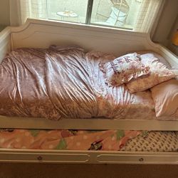 Pottery Barn Day Bed/ With Trundle 