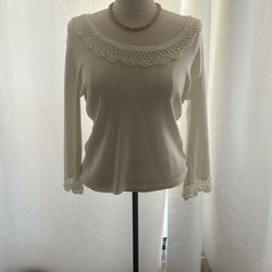 From Gloria’s Closet White Light Weight Sweater And Costume Jewelry Gold Necklace 