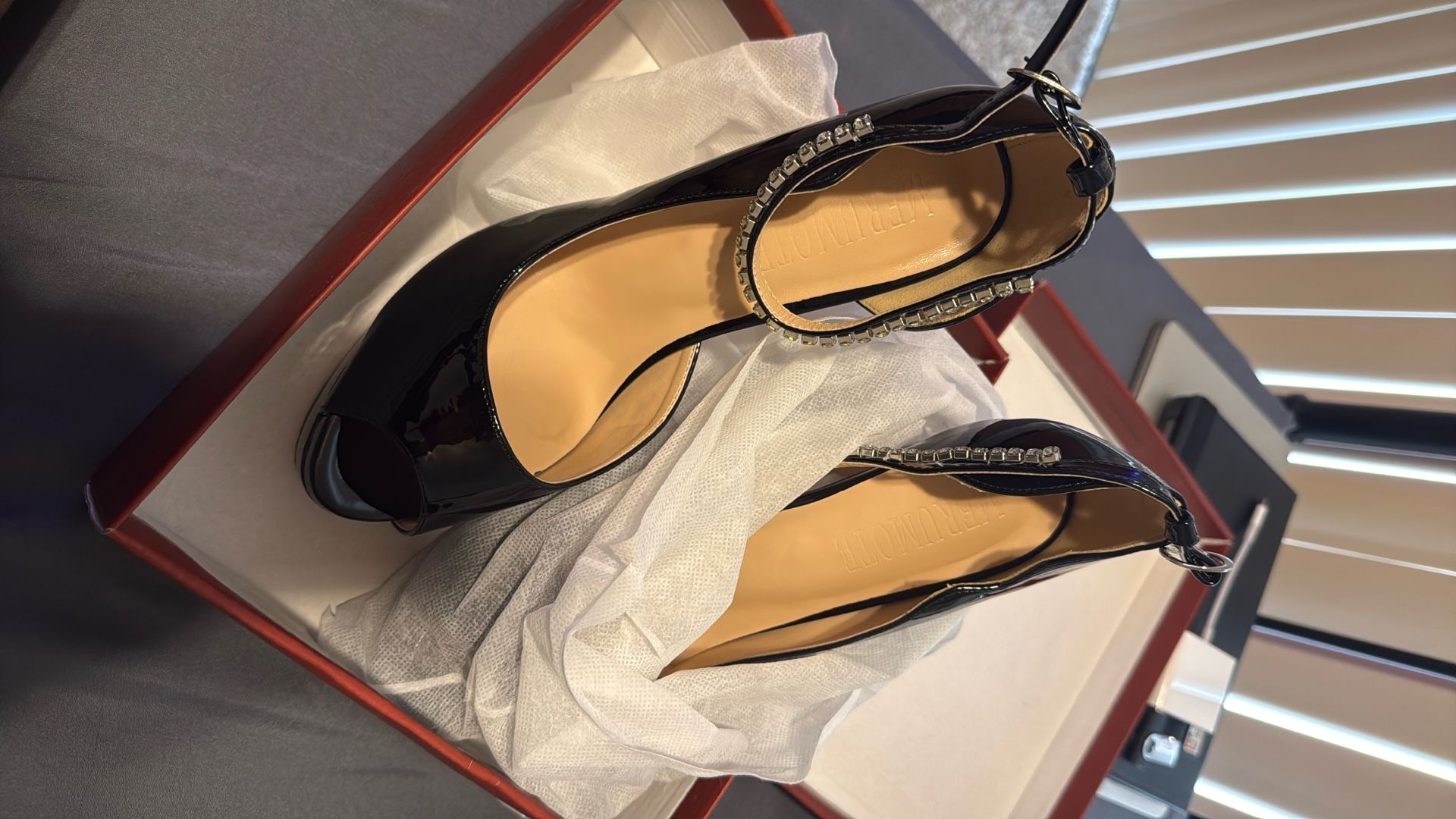 Shiny Black Heels With Rhinestones 