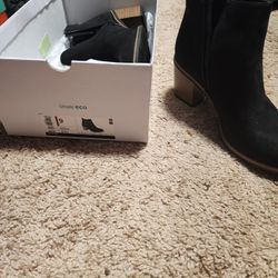 Size 9 Womans Short Heeled Boots