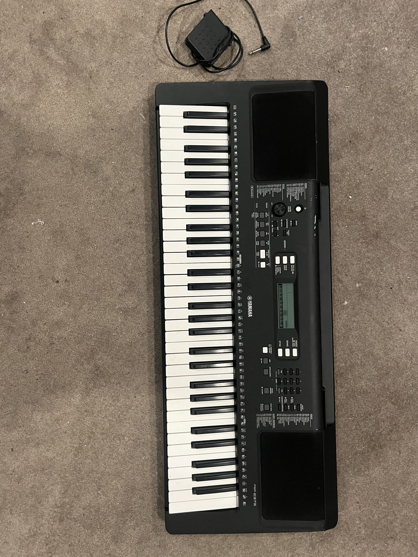 Yamaha keyboard with pedal