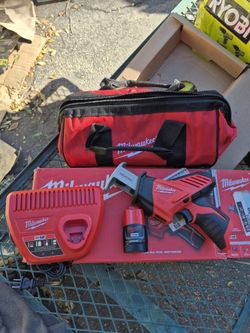 Milwaukee M12  HACKZALL Cordless Reciprocating Saw Kit