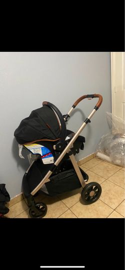 Car seat, marca Safety color negro.   (Carreola, porta bebé con base incluída)