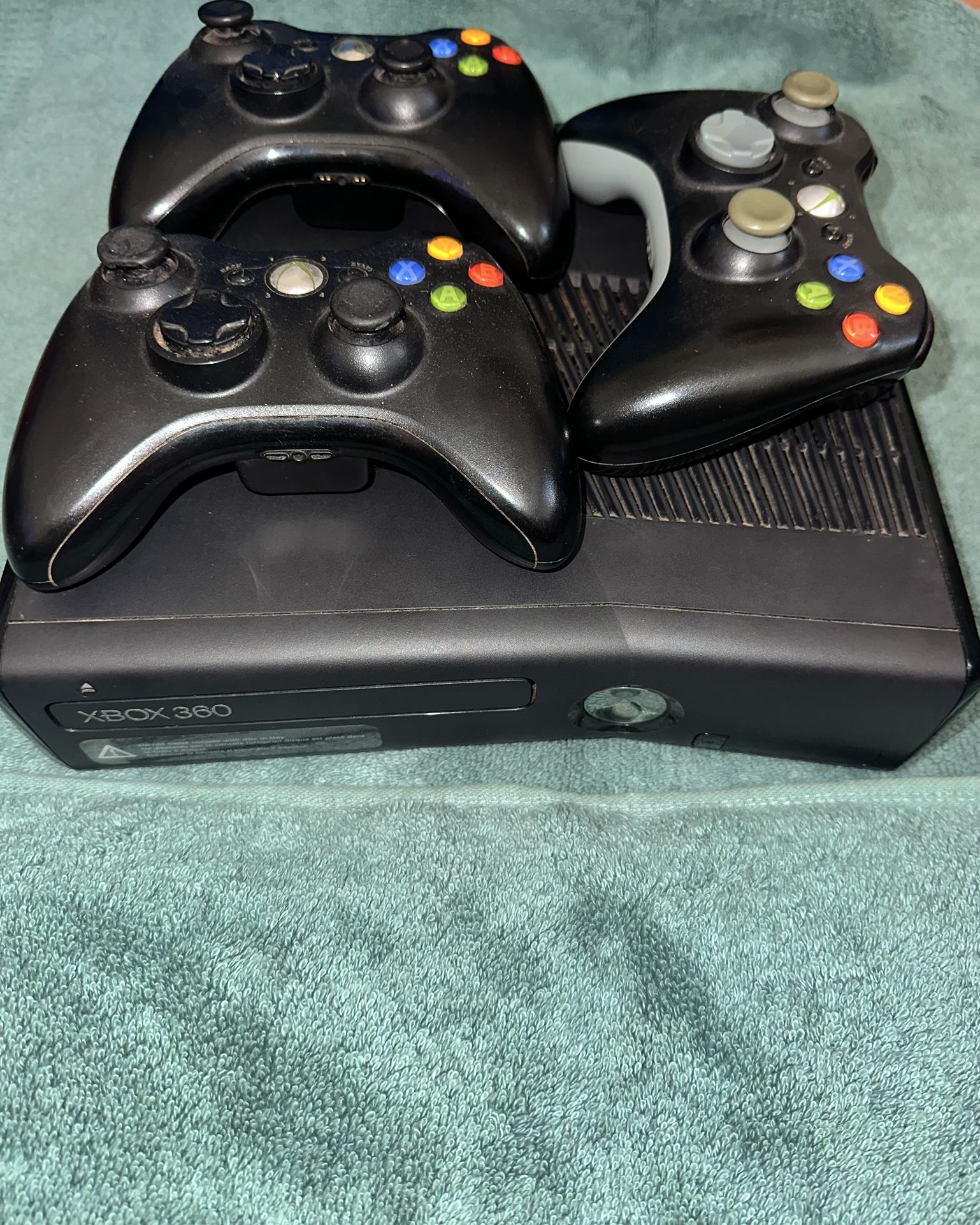 Xbox 360 + 3 Controllers (Read Description)