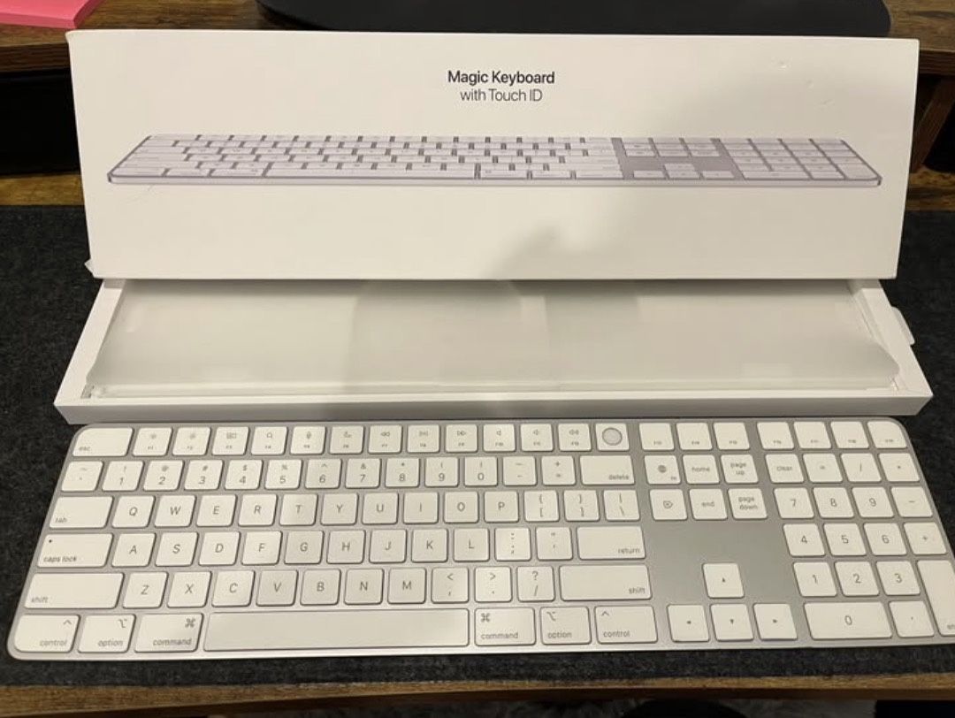 A2520 - Apple Magic Keyboard with Touch ID and Numeric Keypad