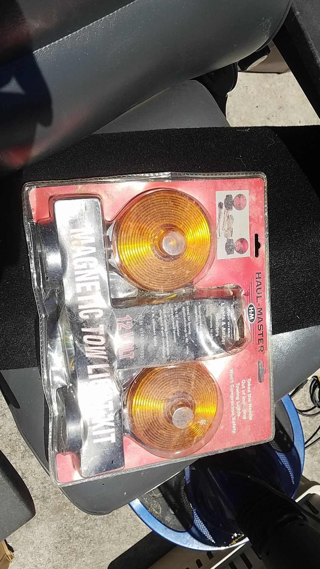 Magnetic tow lights