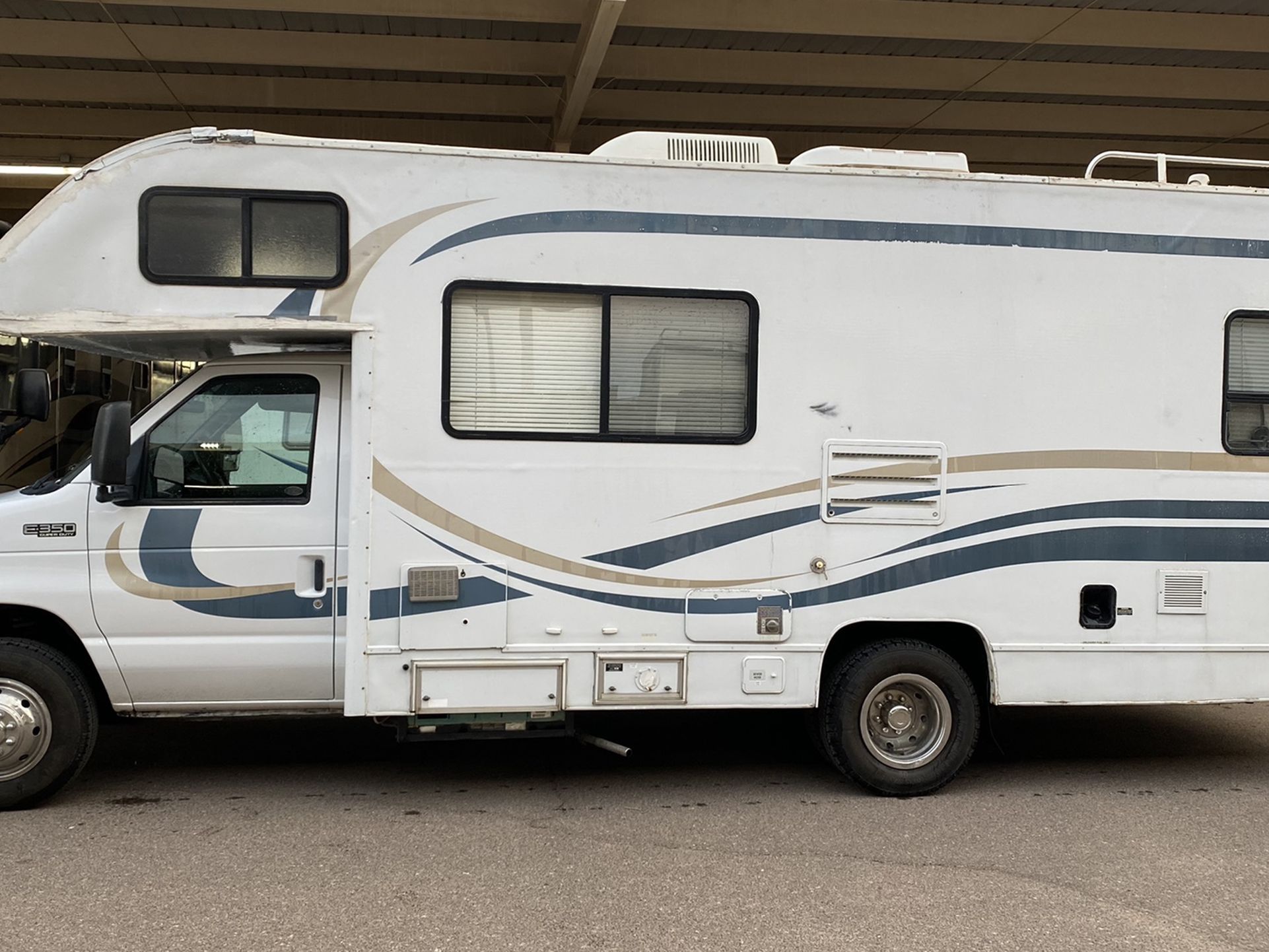 2001 Fleetwood Motorhome RV 31’