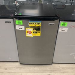 MAGIC CHEF HMTR450SE MINI FRIDGE