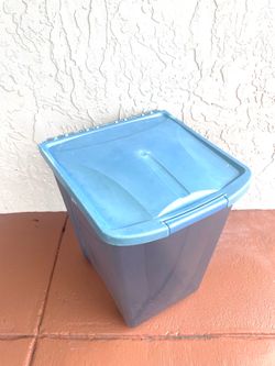 50-Pound Food Container with Fresh-Tite Seal and Wheels