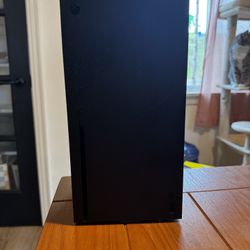 Xbox Series X 1TB + 2 Controllers + Games
