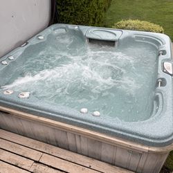 Amazing Hot Tub - Must Pick Up