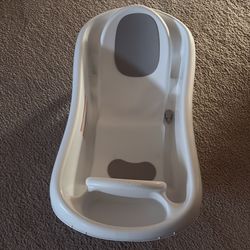 Newborn to toddler bathtub