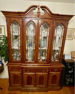 FREE Dining Room Hutch / China Cabinet - MUST PICK UP