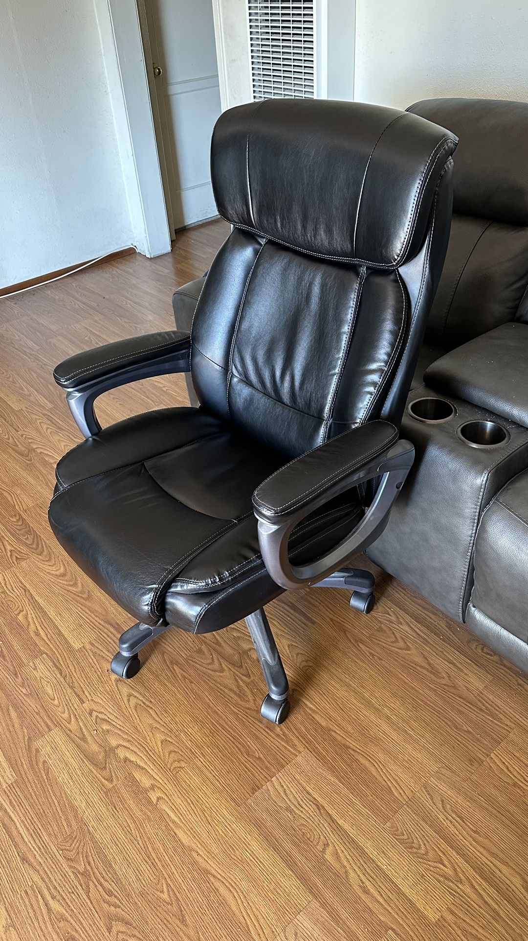 Staples Lockland Ergonomic Leather Managers Big Tall Chair