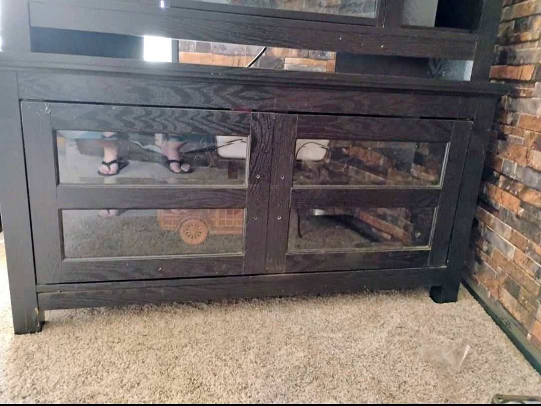 Corner TV stand
23"" tall
44" wide
16" depth
Missing handles