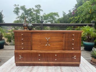 Beautiful Mid Century walnut 8-Drawer Dresser