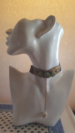 New fashion comfortable choker with green 🌹