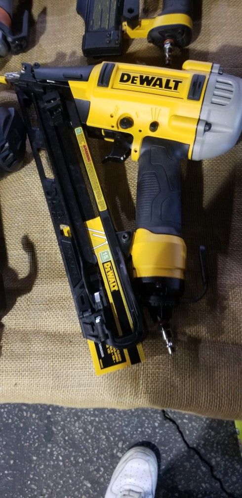 Dewalt 15ga air nailer