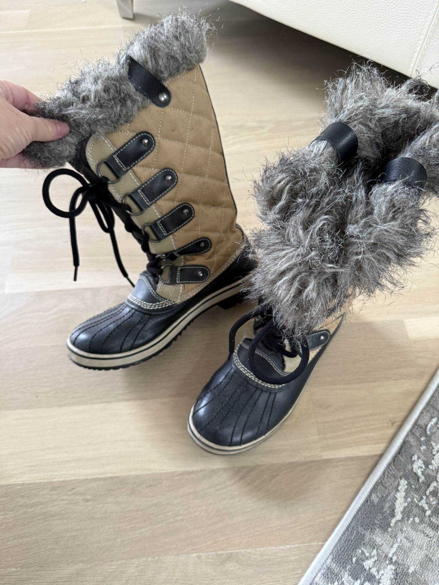 Sorel winter boots with fur lining and lace-up design. Size 7