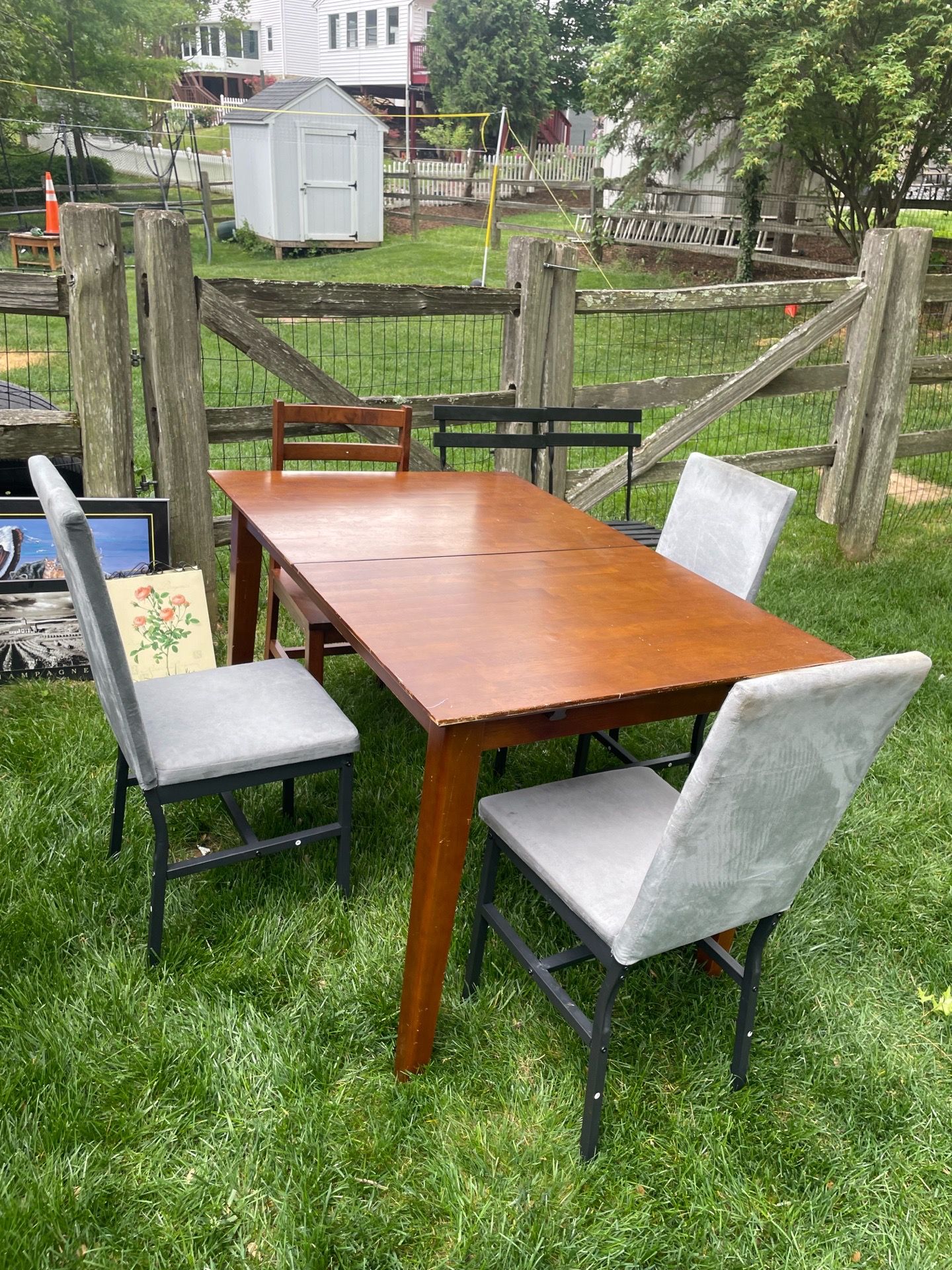 Remato un juego de comedor con 4 sillas y mesa que se agranda en buen estado