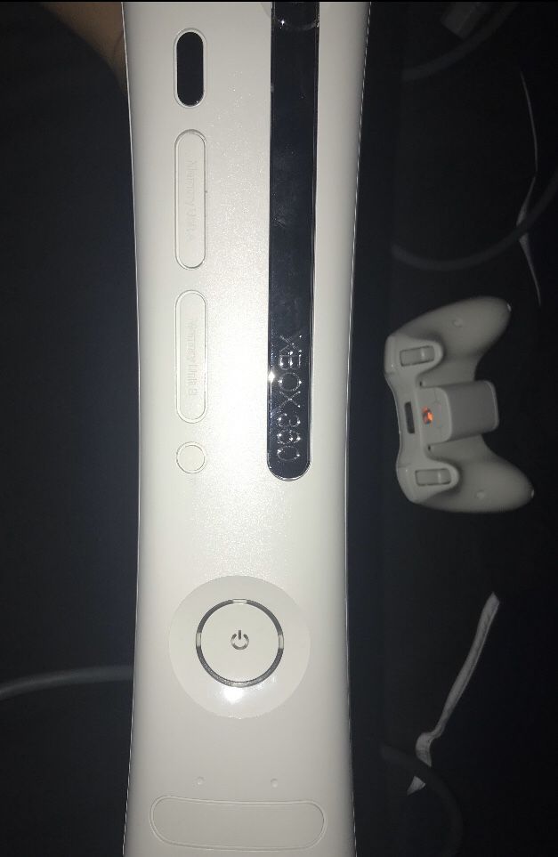 White Xbox 360 With Demo Games 