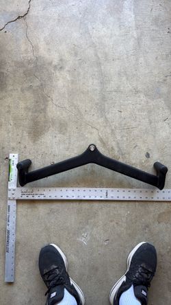 Lat pull bar gym