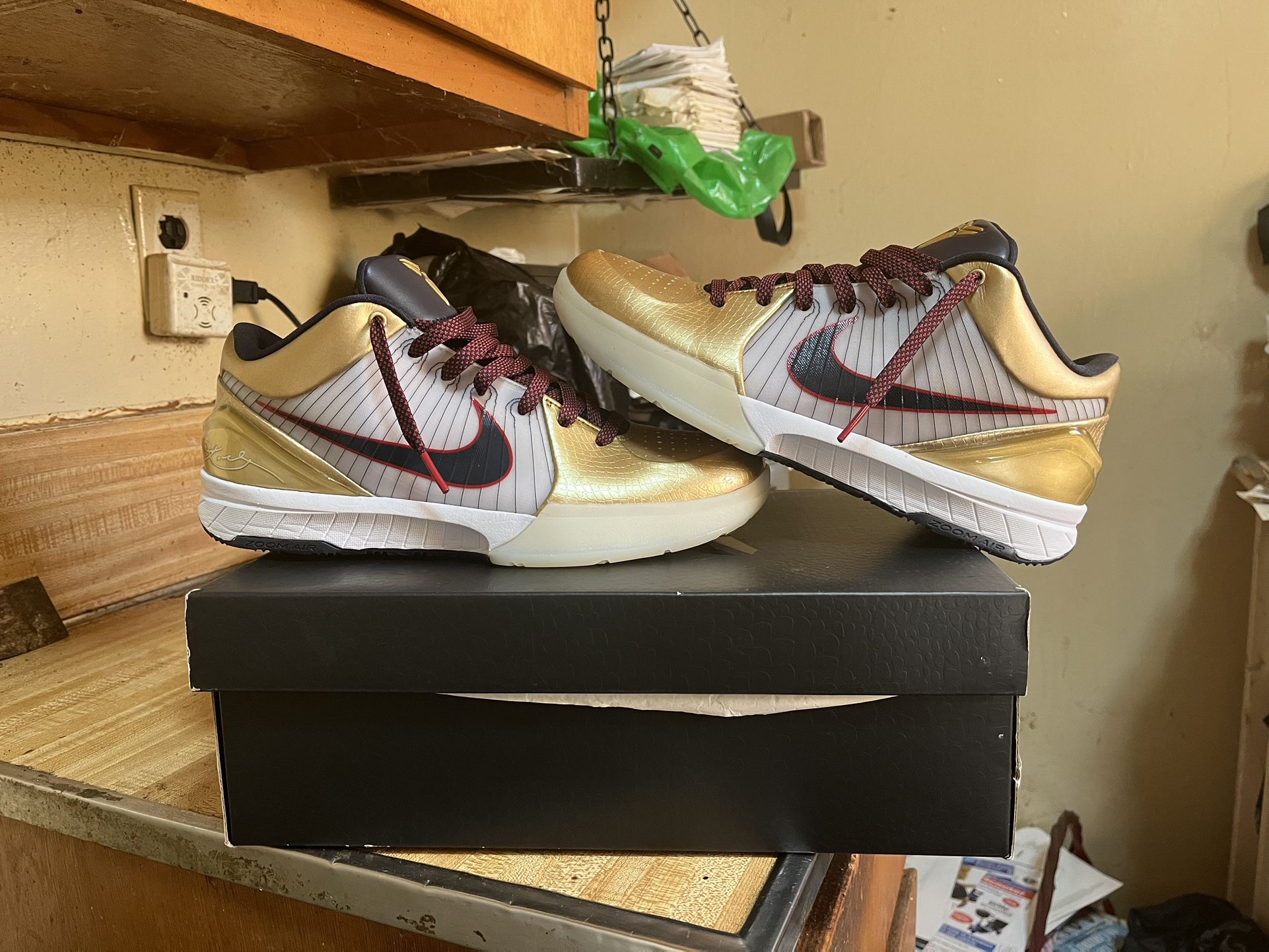 Kobe 4 protro gold medal size 8.5