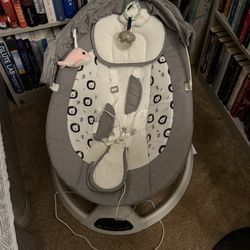 Newborn bassinet & Infant Swing 