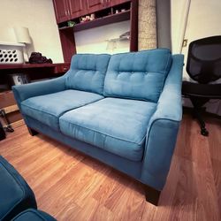 Loveseat (Cindy Crawford Rooms To Go) 