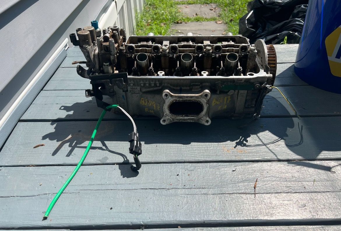 2008-2010 OEM Honda Odyssey and Touring BACK engine head, it’s for the back by the firewall. Well maintained.