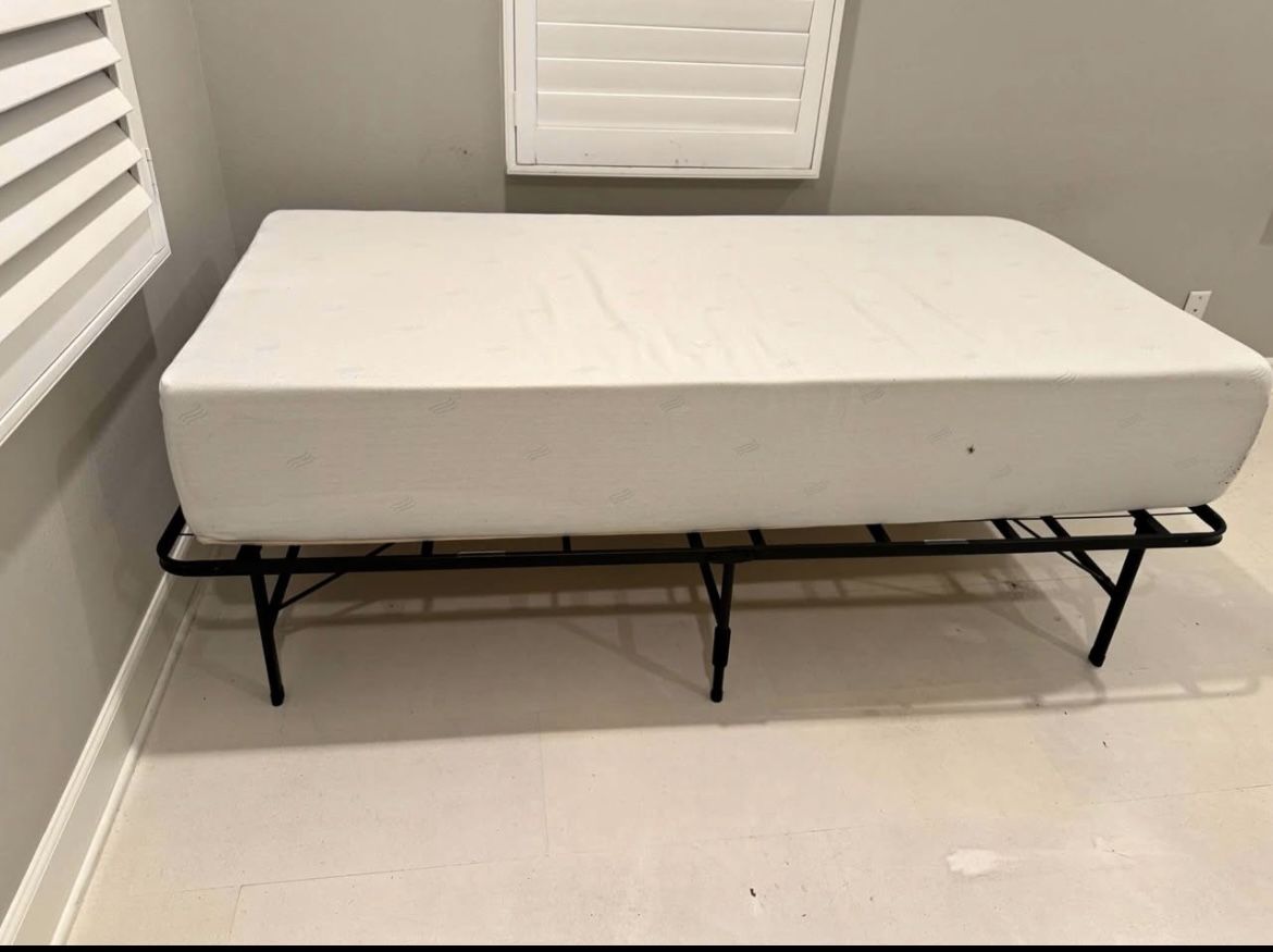 TWIN  SIZE MATTRESS MEMORY FOAM 12” HEIGHT (LIKE NEW)