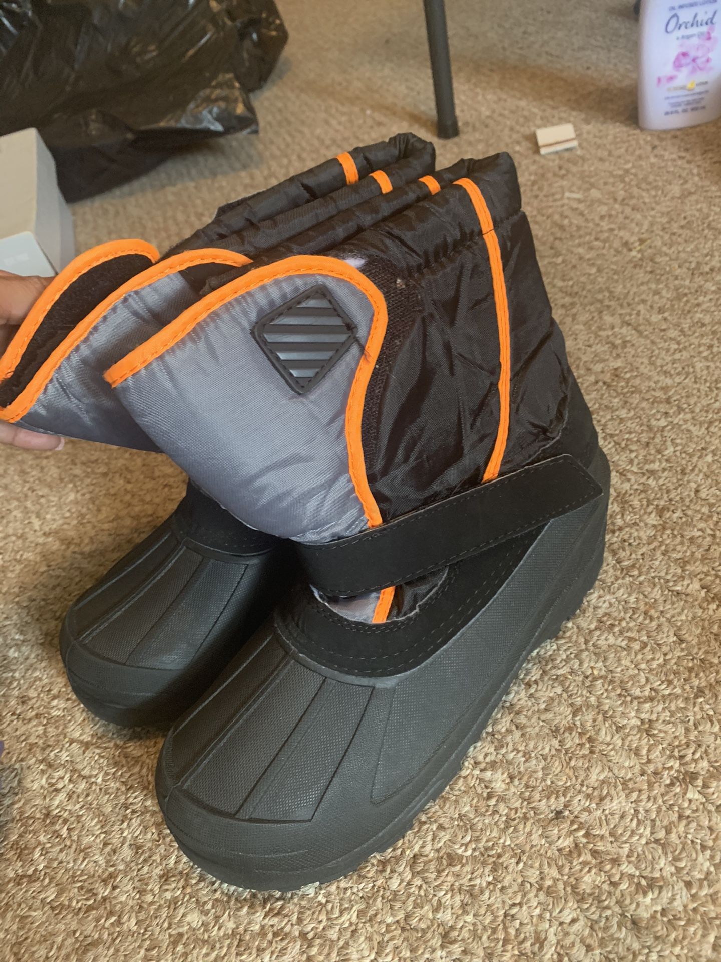 Kids size 5 snow boots