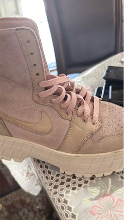 Women’s Nike 9 1/2. Used in great condition