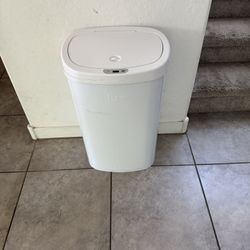 Cubo de basura censurado de 13 galones