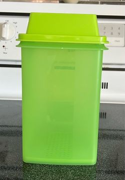 Tupperware Pick-A-Deli Pickle Keeper Large 8 Cup 1560-4 Bright Green