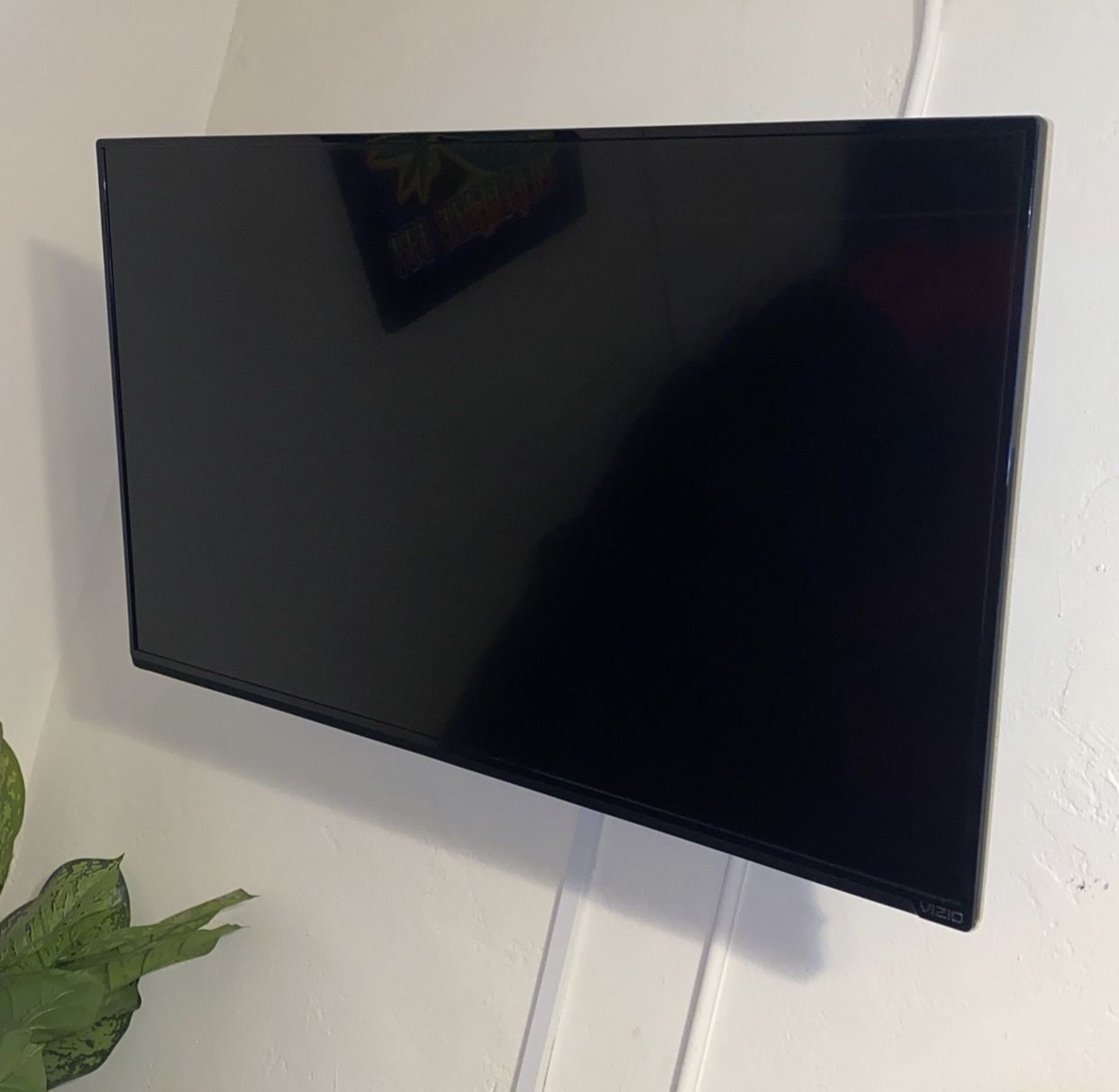 42 Inch Vizio Tv Everything Works Fine Come with Control for Sale in