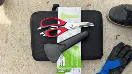 Multi-Function Kitchen Scissors (7-in-1) – $3 Each