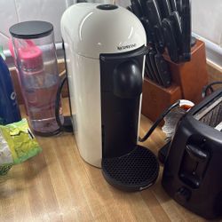 USED And GREAT Condition Breville Vertuo White espresso Machine ($85) (compact on counter!). (CASH/transfer On Pickup)