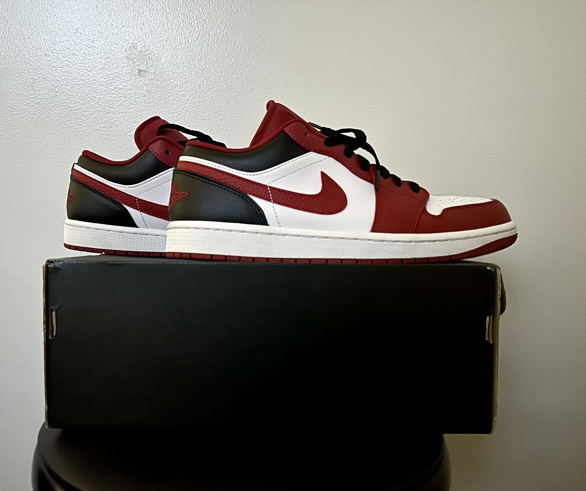 Jordan 1 Low Bulls (Size 10)