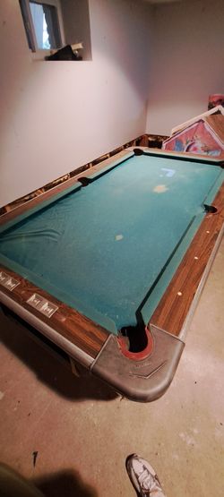 Vintage 1970s United Billiards Zenith slate free play pool table